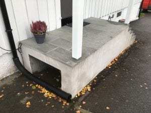 muring av inngangsparti og legging av skiferheler