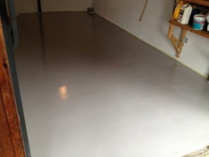 Epoxygulv lagt i liten garasje
