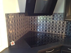 Metal mosaik i børstet stål med svart spil