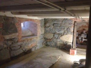 gammel kjeller i mur og stein